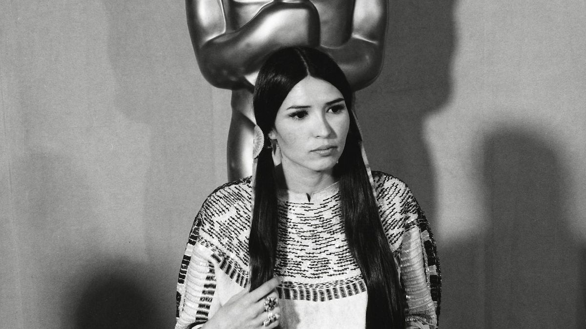 Akademie se omluvila herečce z kmene Apačů za vystoupení na Oscarech v roce 1973